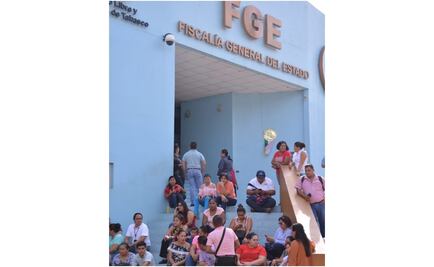 Trabajadores de la Fiscalía de Tabasco paran labores; demandan pago de compensaciones