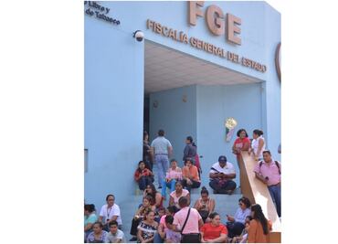 Trabajadores de la Fiscalía de Tabasco paran labores; demandan pago de compensaciones