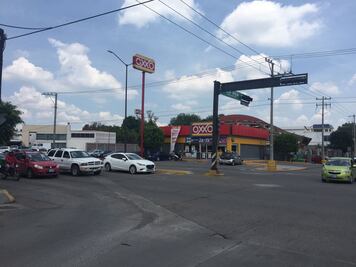 Escuelas, un Oxxo y hasta un bar en predios de Pemex 