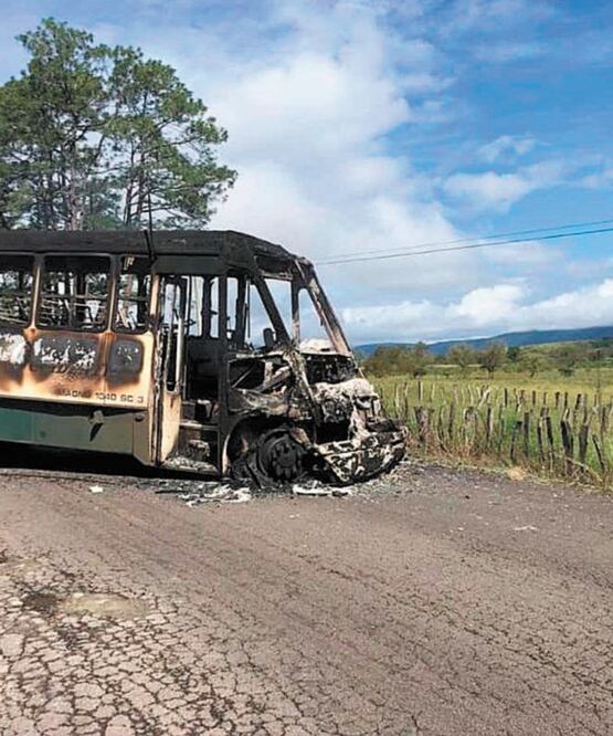 Un camión de pasajeros fue incendiado por presuntos criminales para impedir el paso en el tramo Tocumbo-Cotija. ESPECIAL
