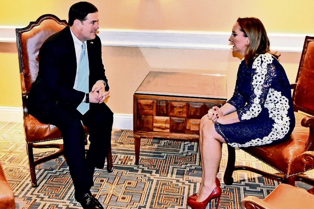 Durante su visita a Phoenix, la canciller Claudia Ruiz Massieu se reunió con el gobernador de Arizona, Doug Ducey; ambos coincidieron en la sólida amistad que existe entre ese estado y México (SRE)