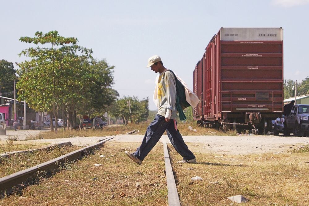 Man crossing railroad tracks - Photo: Edwin Hernández/EL UNIVERSAL