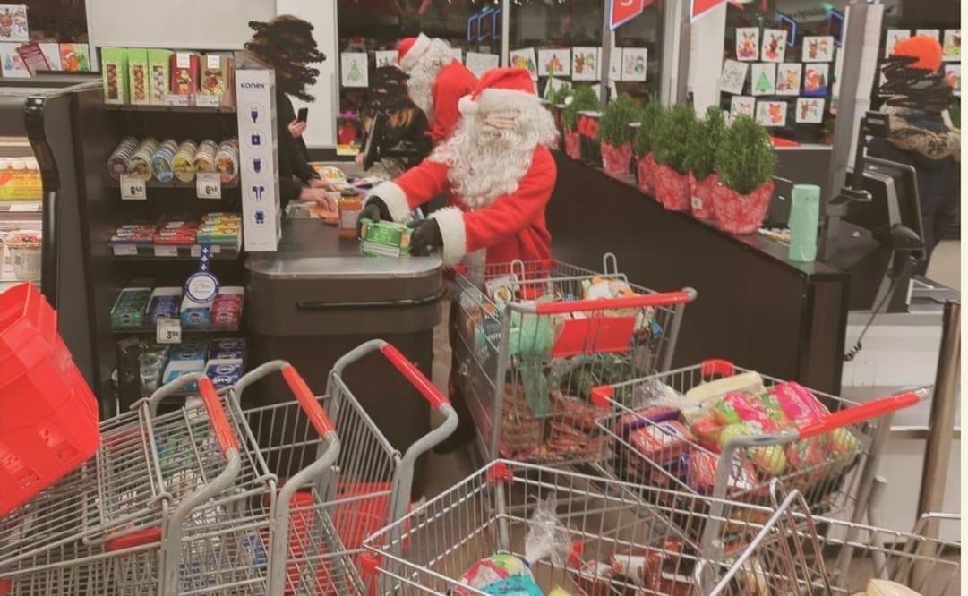 Activistas disfrazados de Papá Noel roban un supermercado en  en el barrio Plateau, Canadá. Foto: Instagram - @soulevementsdufleuve