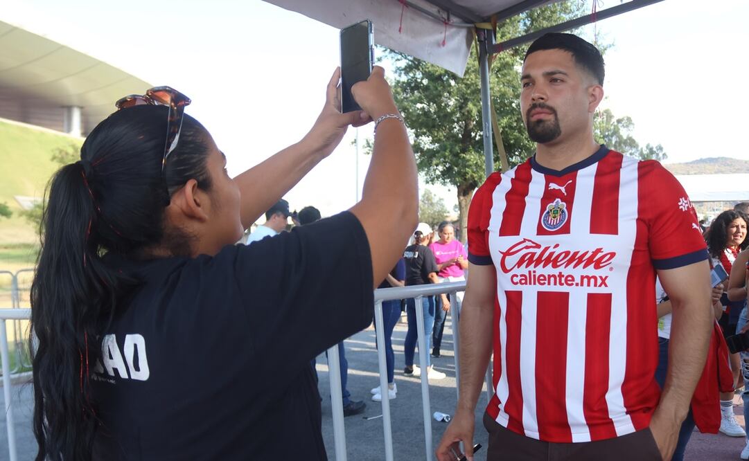 Aficionados rojiblancos ingresando al Estadio Akron / Foto: Imago7