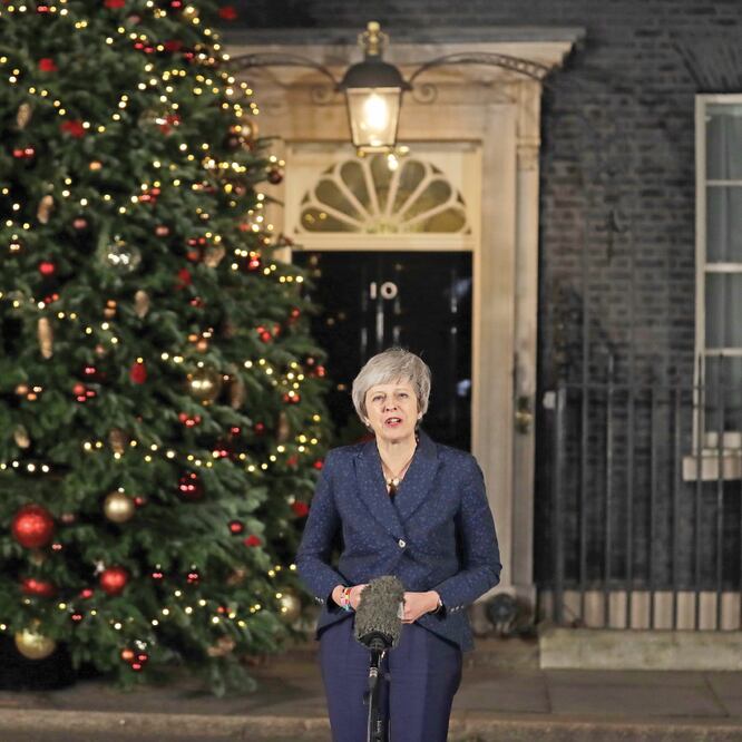 La primera ministra británica Theresa May habla ante los medios tras sobrevivir a una moción de confianza en el Parlamento. Foto: MATT DUNHAM. AP