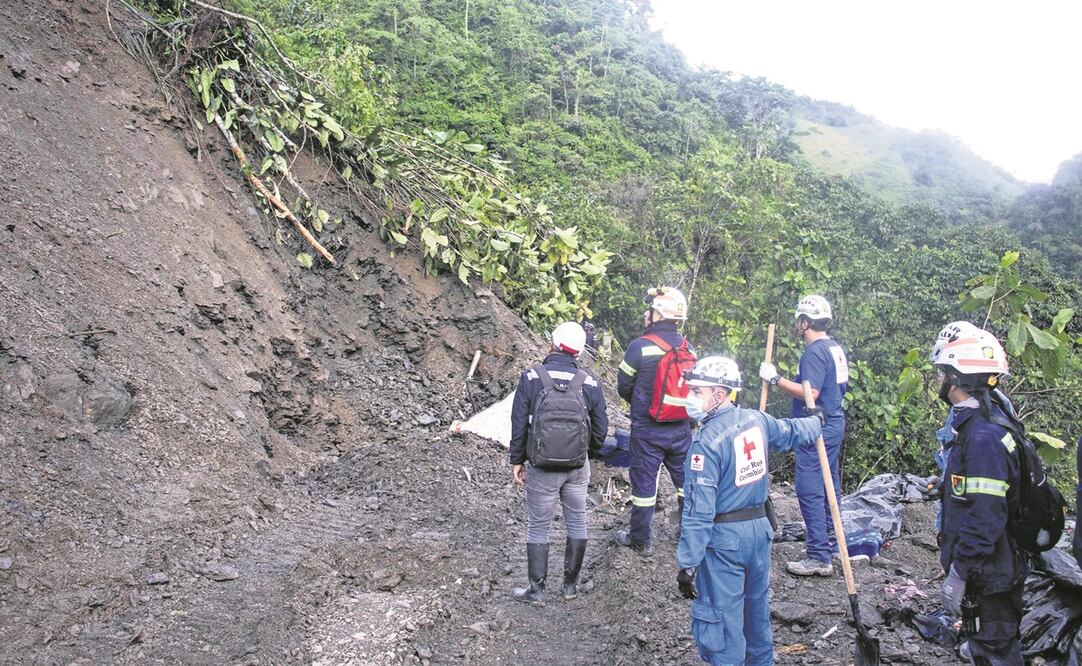 Rescatistas en la zona siniestrada en Pueblo Rico, en Risaralda; ayer culminaron la labor. Foto: AFP