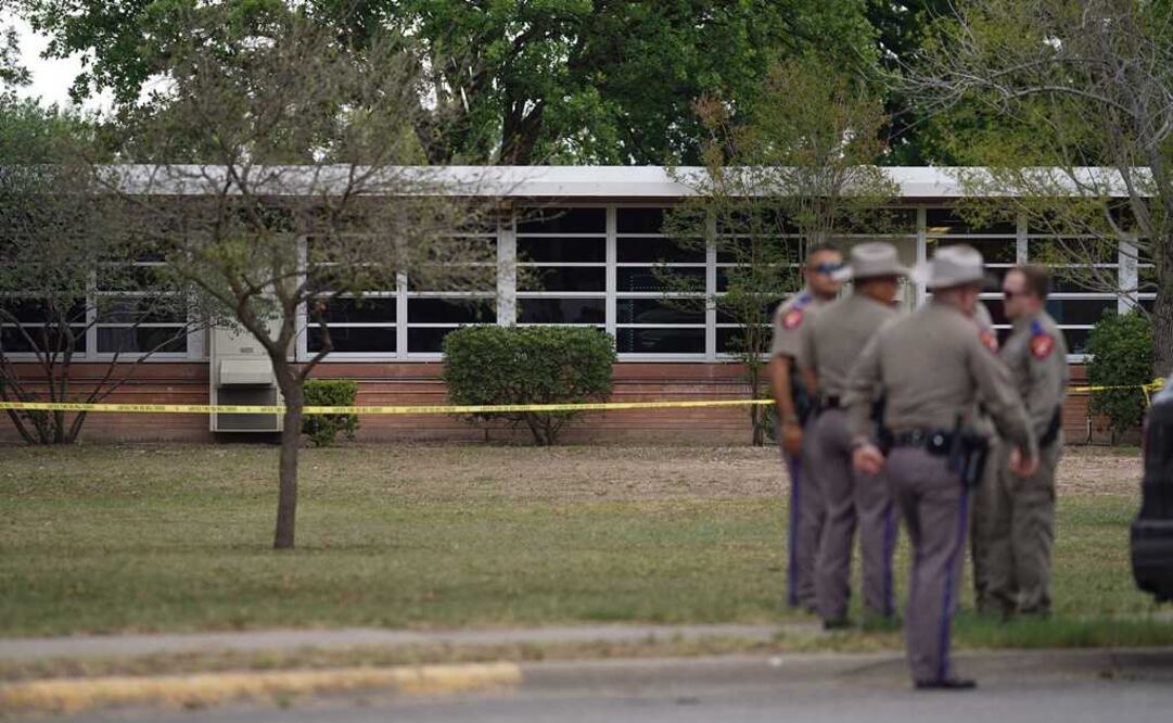 La policía estatal se para fuera de la Escuela Primaria Robb en Uvalde, Texas. Foto: AFP