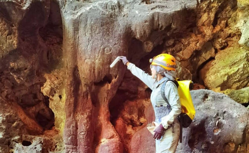 Hallan vestigios arqueológicos en cueva de Tixcacalcupul, Yucatán; localizan petrograbados y fragmentos de cerámica.
Foto: Especial.