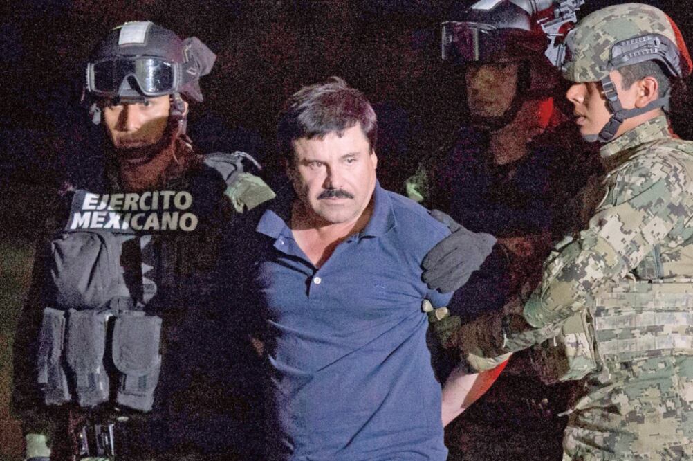 Imagen de la captura de El Chapo el 8 de enero de 2016, seis meses después de que huyó de una prisión de máxima seguridad a través de un túnel (ARCHIVO EL UNIVERSAL)