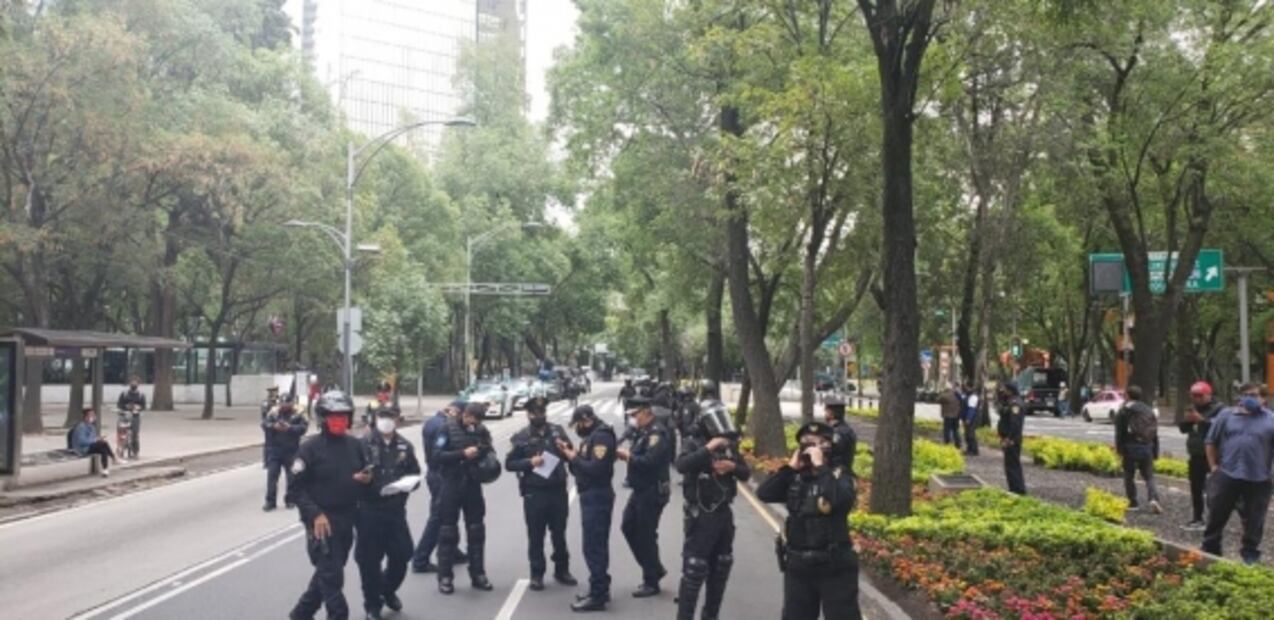 Protestan trabajadores por el Teatro Jiménez Rueda 