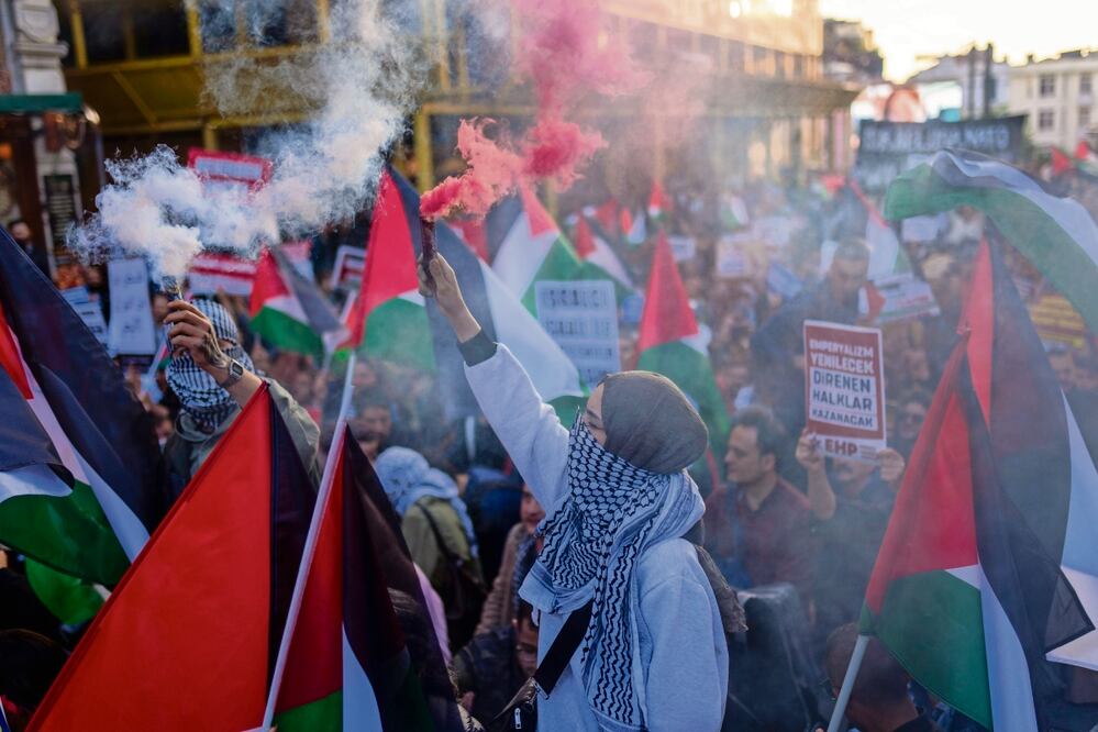 Manifestantes sostienen bengalas y banderas durante una protesta propalestina llevada a cabo ayer en Estambul, Turquía Foto: Francisco Seco AP