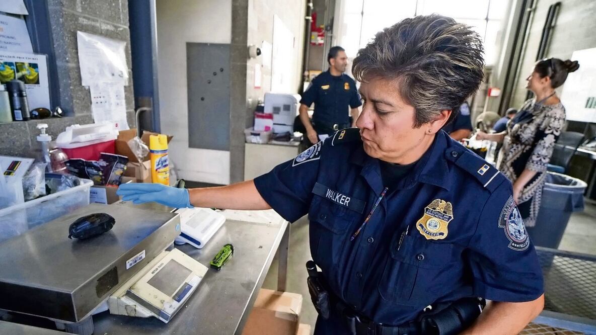 Una agente fronteriza pesa un paquete con fentanilo en el puerto de entrada de San Ysidro, en 2019.
