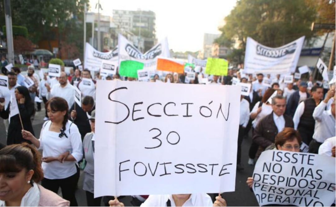 Manifestación de trabajadores del ISSSTE en Hospital 20 de Noviembre. Foto: Perla Miranda. 