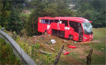 Chofer se da a la fuga tras volcar camión de pasajeros en barranco de Hidalgo; hay 19 heridos, 2 graves
