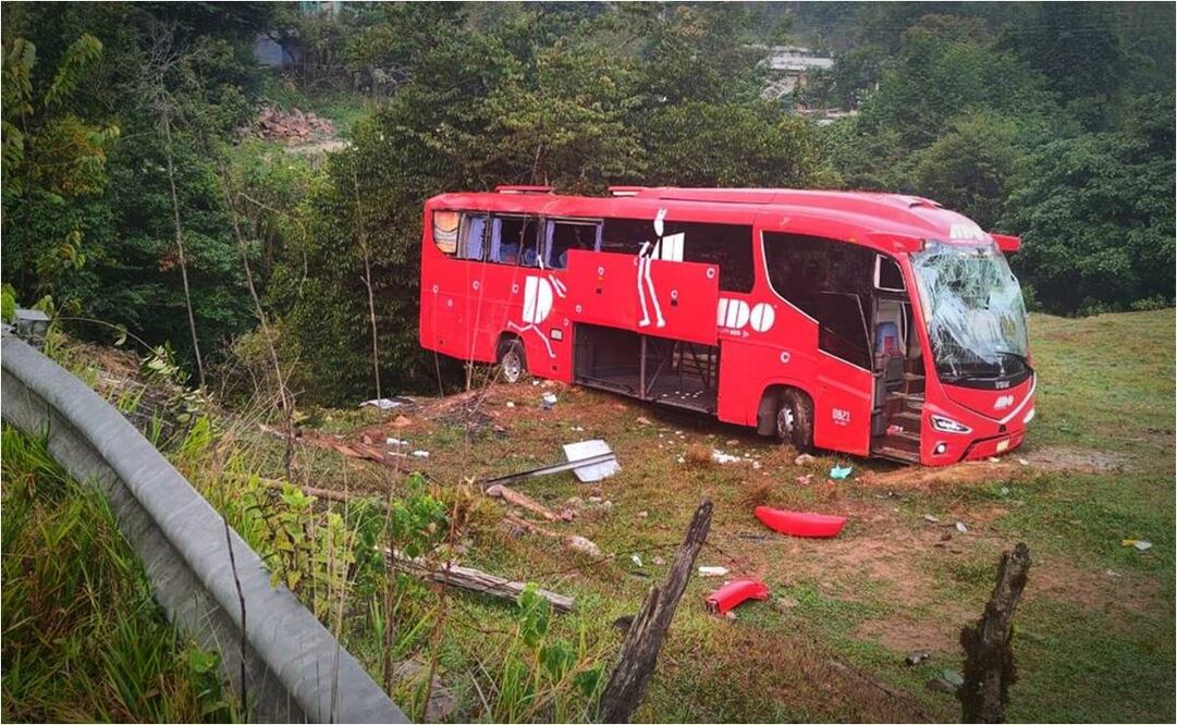 Cae autobús a barranco, iba de la CDMX hacia Huejutla. Foto: Especial