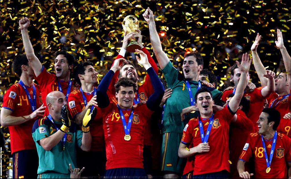 España levanta el trofeo de campeón del mundo en Sudáfrica / Foto: EFE