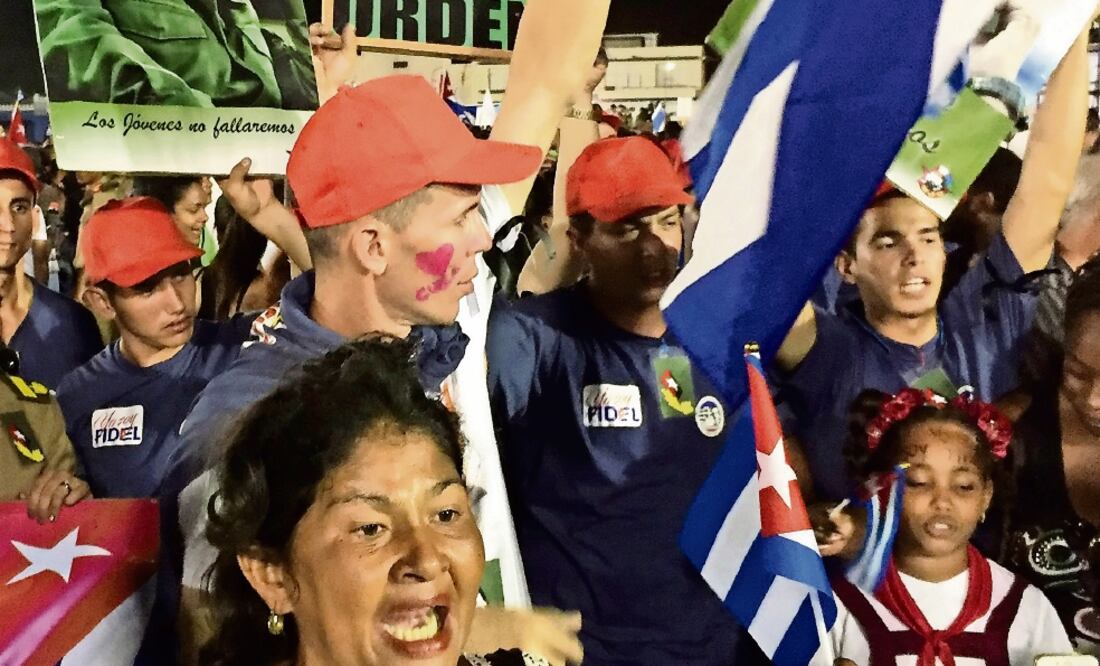 Cubanos se reunieron desde temprano en la Plaza de la Revolución Antonio Maceo, de Santiago de Cuba, donde hoy las cenizas serán depositadas en el cementerio de Santa Ifigenia (JORGE SERRATOS. EL UNIVERSAL)