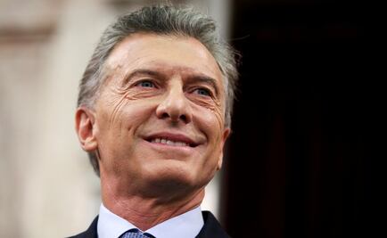 Captan cómo el presidente de Argentina juega con cepillos para lavar trenes