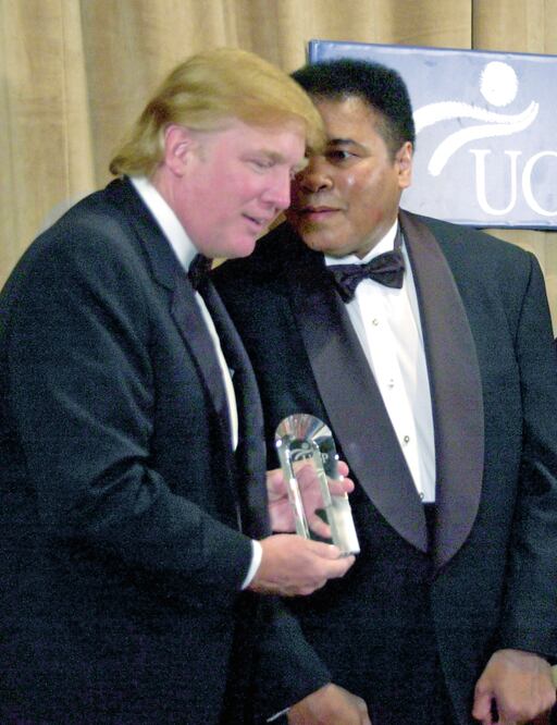 Ali recibió un reconocimiento de manos de Trump en 2001 (ARCHIVO. EL UNIVERSAL)