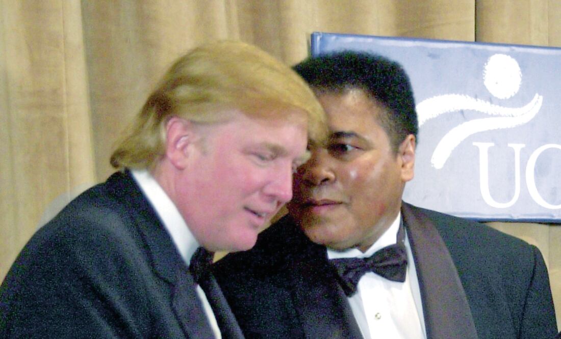 Ali recibió un reconocimiento de manos de Trump en 2001 (ARCHIVO. EL UNIVERSAL)