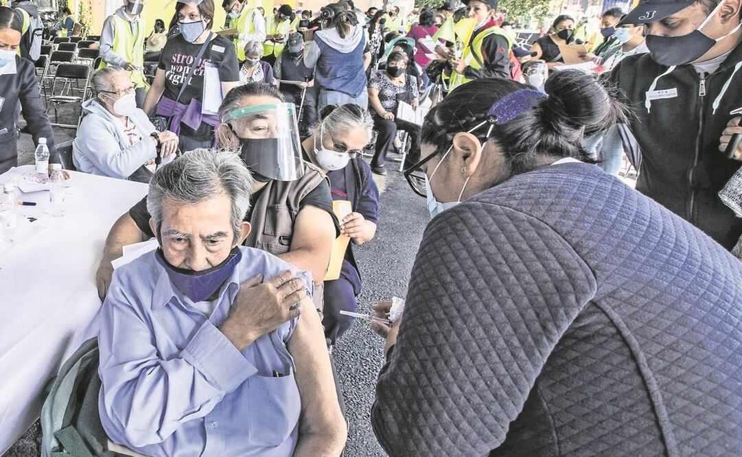 Hasta ayer, se había vacunado a 6.6 millones de adultos mayores en todo el país. Foto: ARCHIVO EL UNIVERSAL
