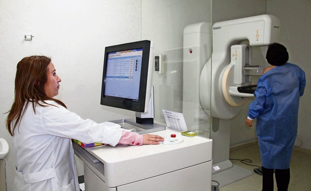 En el marco del mes de la visibilización del cáncer de mama, el director del Fucam, Felipe Villegas, hizo hincapie en que éste padecimiento no es exclusivo de mujeres de 40 años porque puede presentarse en todas las edades, desde los 25 a los 80. Foto: Archivo EL UNIVERSAL