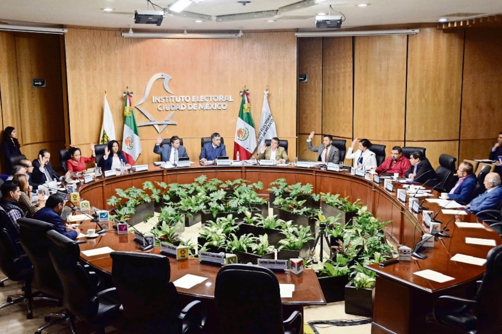 Anoche quedó definido que son 11 los aspirantes sin partido que continúan en la contienda para ser candidatos y tres solicitantes quedaron fuera (ARCHIVO EL UNIVERSAL)