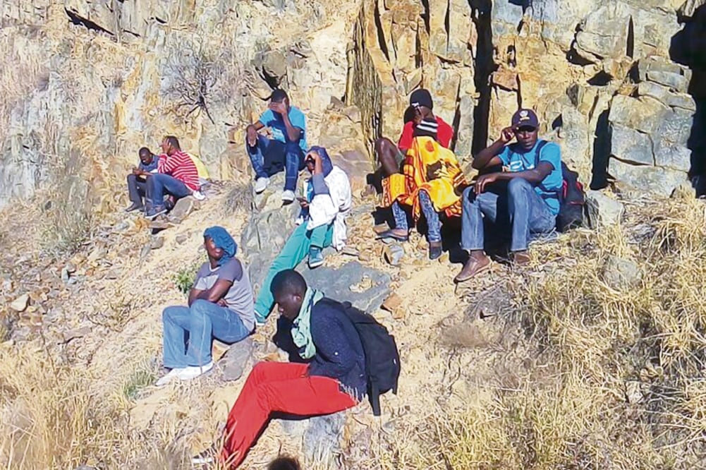 Un grupo de 44 haitianos, entre ellos cuatro menores, se quedaron varados por horas en la zona montañosa de la sierra La Mariquita, en la localidad de Cuitaca, al estallarles dos neumáticos al autobús en el que viajaban (AMALIA ESCOBAR. EL UNIVERSAL)