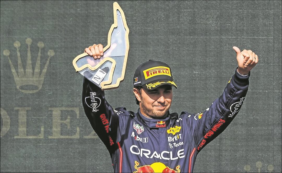 Checo Pérez en el podio del GP de Bélgica 2022 - Foto: EFE