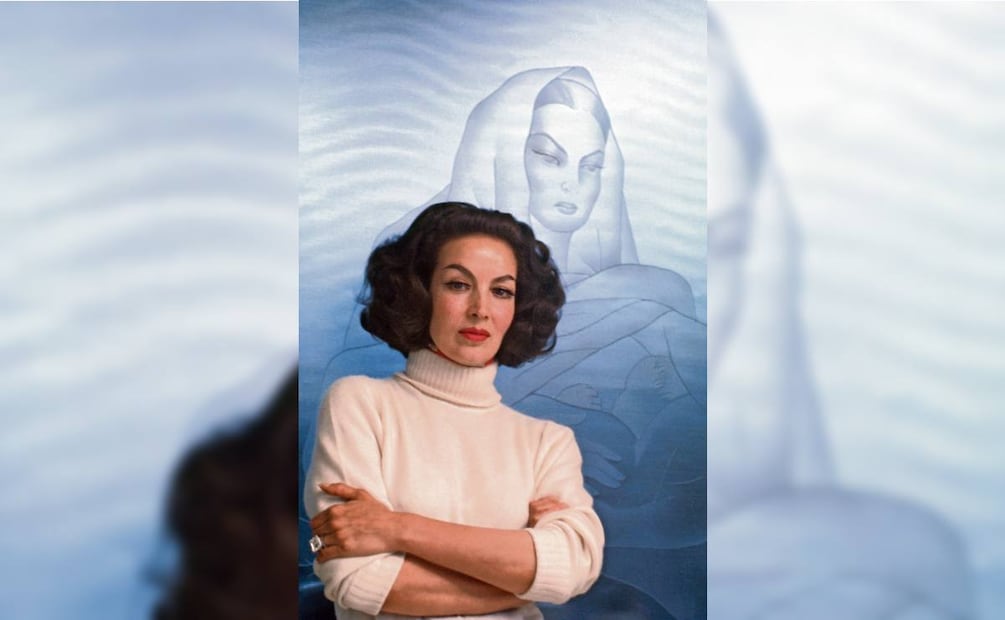 La actriz María Félix posando junto a un
retrato dibujado por Diego Rivera que colgaba en su casa. Foto:  Archivo Getty Images