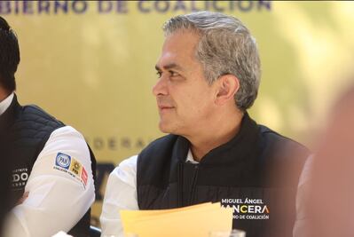 Mancera baila "Movimiento Naranja" en evento de Anaya