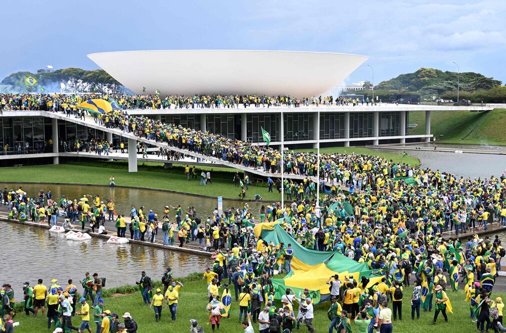 Los partidistas del expresidente brasileño Jair Bolsonaro, en Brasilia, el 8 de enero de 2023. Foto: AFP