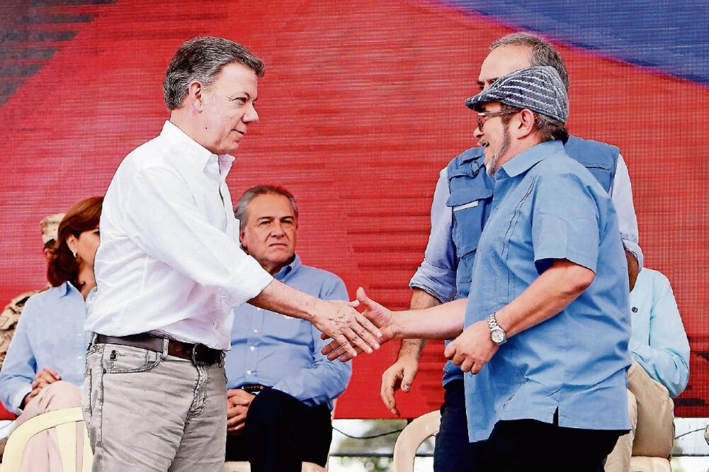 El presidente de Colombia, Juan Manuel Santos, con el máximo líder de las FARC, alias Timochenko, en junio de 2017. (ARCHIVO. EFE)