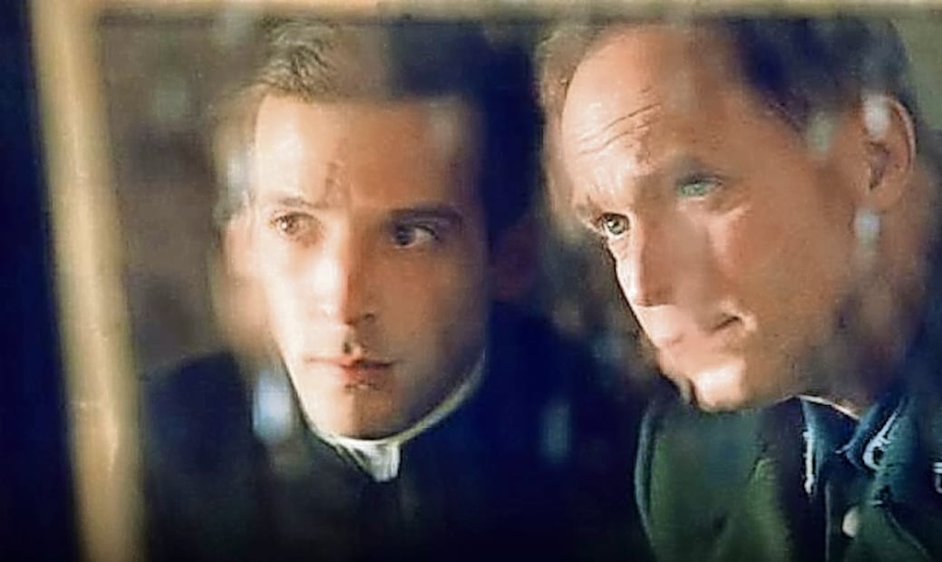 Ulrich Tukur interpreta al papa Pío XII y Ulrich Mühe al oficial nazi Kurt Gerstein en Amén (2002), de Costa-Gavras, filme inspirado en la polémica obra El Vicario que cuestiona el “silencio” del Vaticano frente al exterminio judío. Crédito: Especial