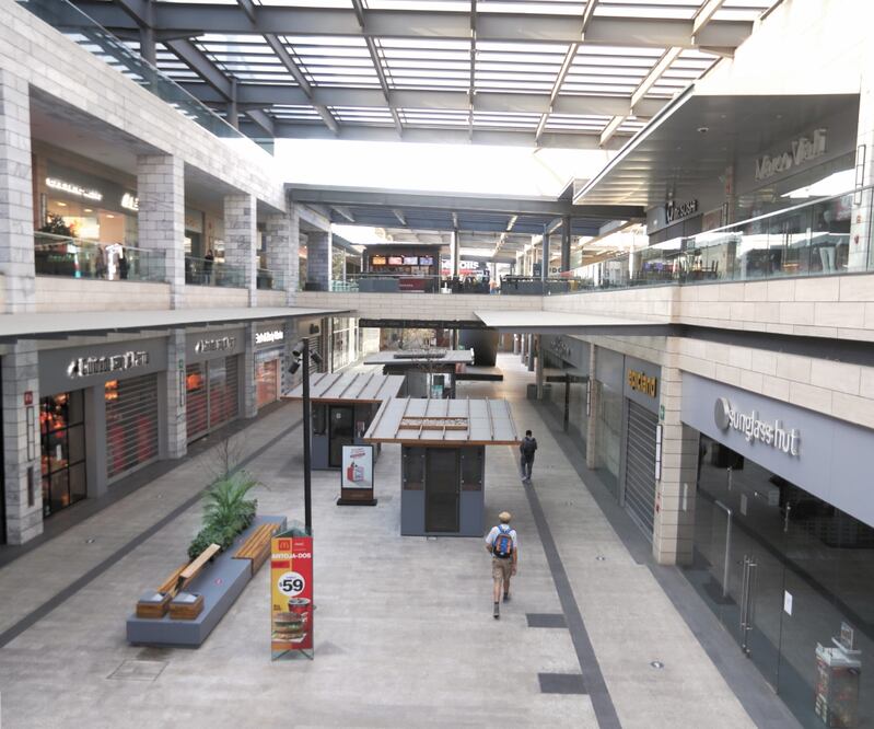 Algunas de las plazas comerciales más importantes de la Ciudad ayer estuv ie ro n semivacías; esperan que las cosas cambien hoy con la reapertura. VALENTE ROSAS. EL UNIVERSAL