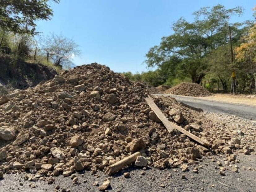 Habitantes modifican carreteras para evitar avance del CJNG en Coalcomán y Tepalcatepec, Michoacán