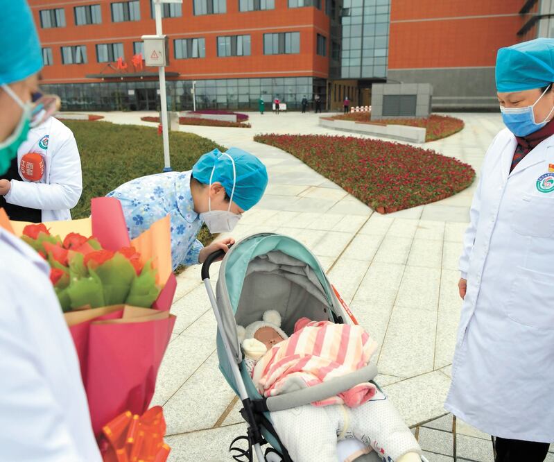 Doctoras al dar de alta a un bebé que se contagió del coronavirus, en Nanchang, provincia de Jiangxi. Foto: PENG ZHAOZHI. AP