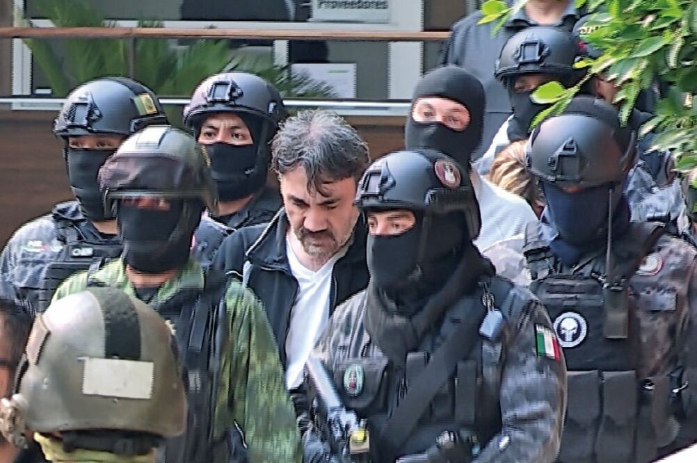 Seis policías encapuchados de la Agencia de Investigación Criminal trasladaron a Dámaso López Núñez a las instalaciones de la SEIDO, a las 10:30 horas (HÉCTOR PÉREZ. EFE)