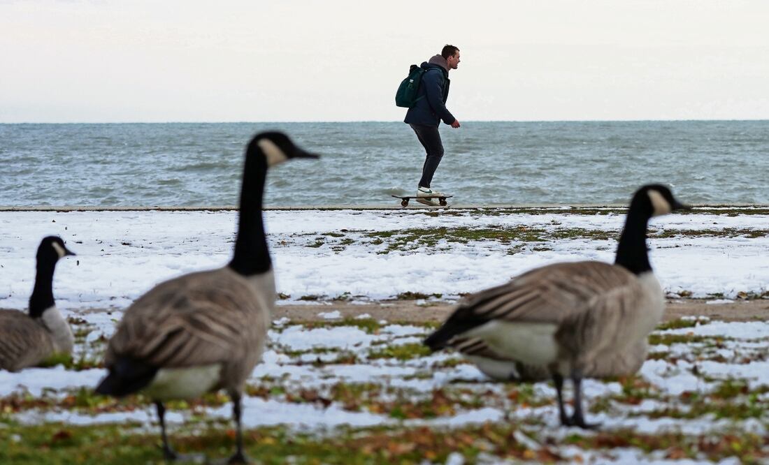 Un lugareño patina sobre la nieve en el lago Michigan, al norte de EU. Foto: de Nam Y. Huh. AP