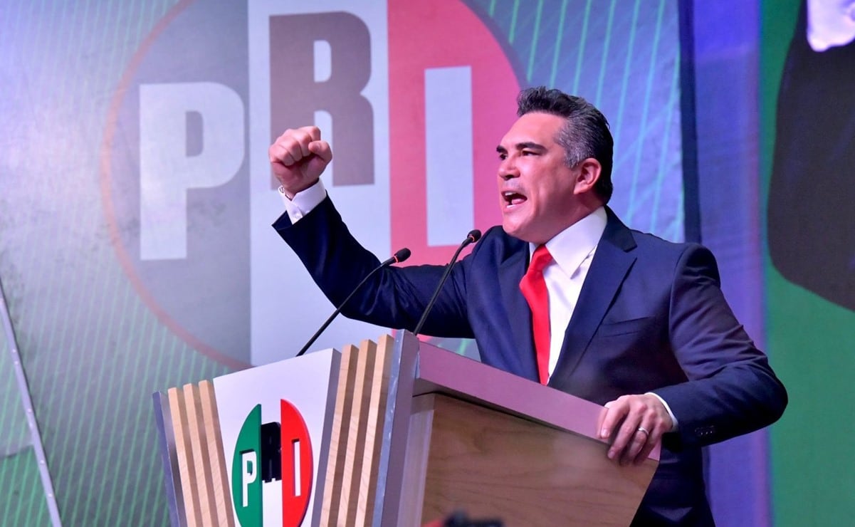 En medio de aplausos, Alito Moreno emite su voto en proceso de elección de  dirigencia nacional del PRI