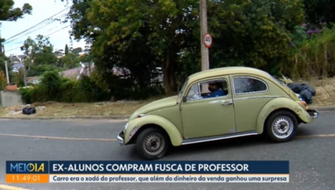 Maestro de Brasil vende su auto por problemas de dinero; alumnos lo compran y se lo devuelven