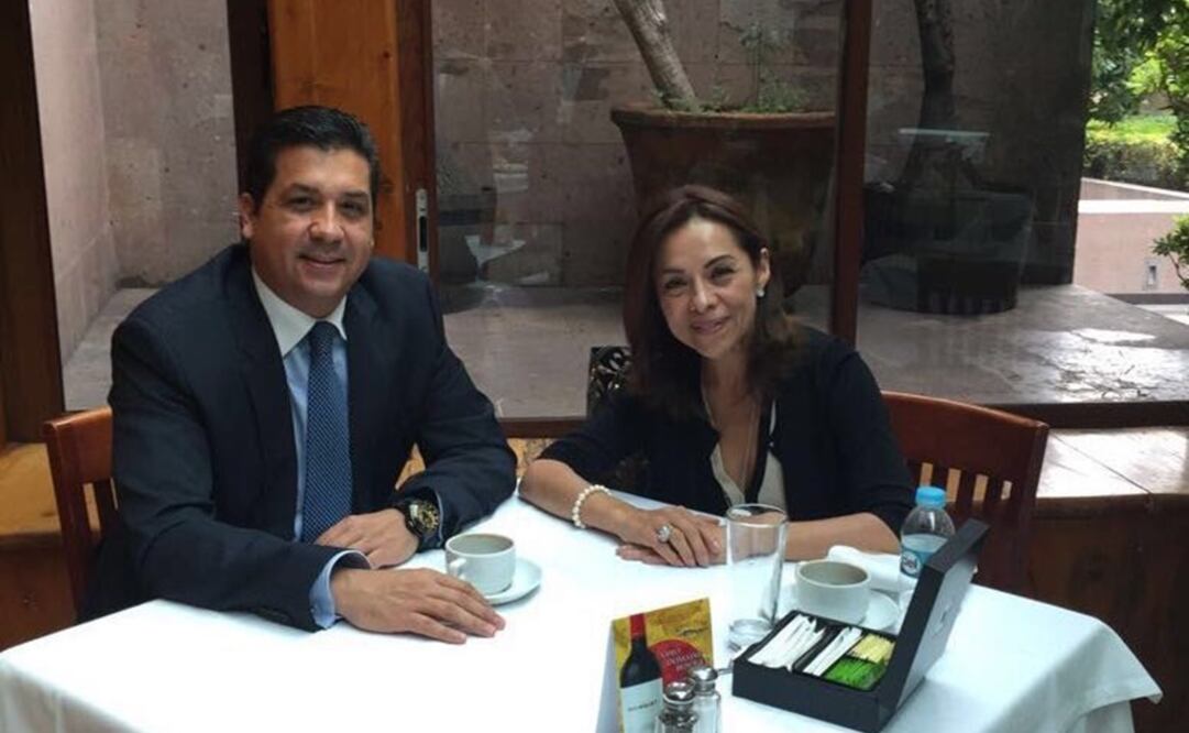 Josefina deshoja la margarita