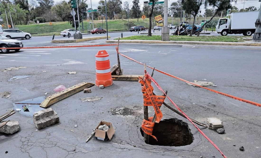 Entre avenida Guelatao y Circunvalación, colonia Zona Urbana Ejidal Santa María Aztahuacan, se encuentra otro socavón, de un metro de diámetro y unos tres de profundidad. Foto: Fernanda Roja / EL UNIVERSAL