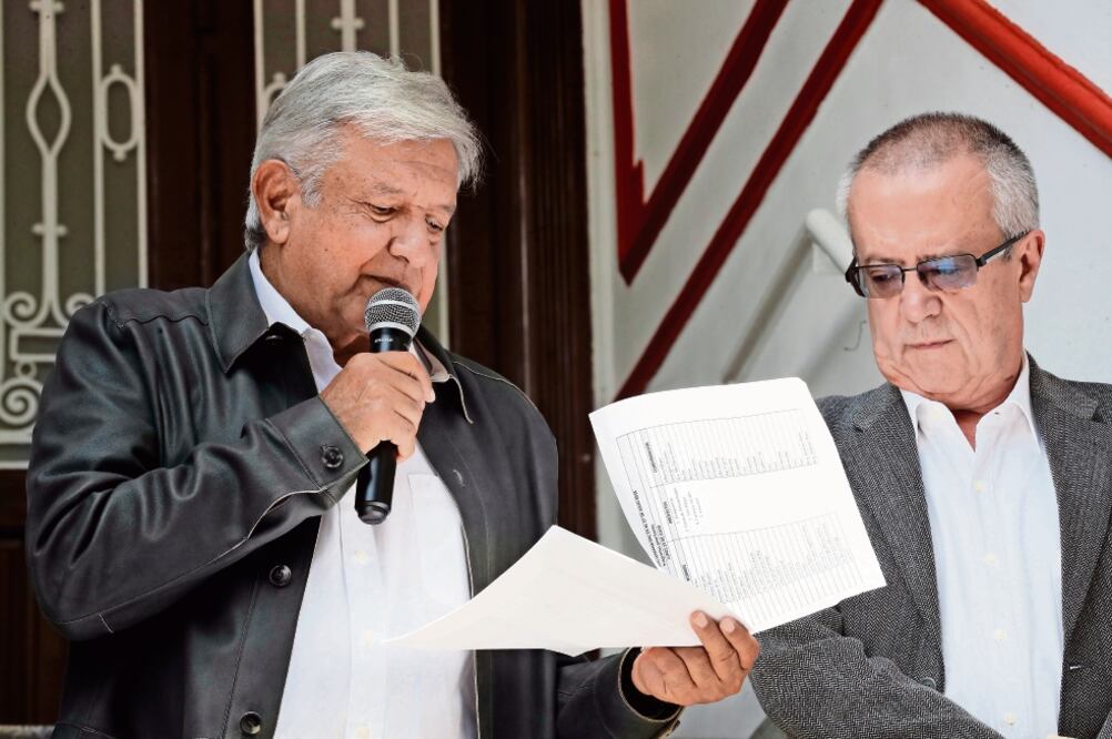 Andrés Manuel López Obrador, virtual presidente electo de México, y Carlos Urzúa, a quien propone como secretario de Hacienda, ayer en la conferencia de prensa en la que se anunció el proyecto de prioridades. Foto: Irvin Olivares.
