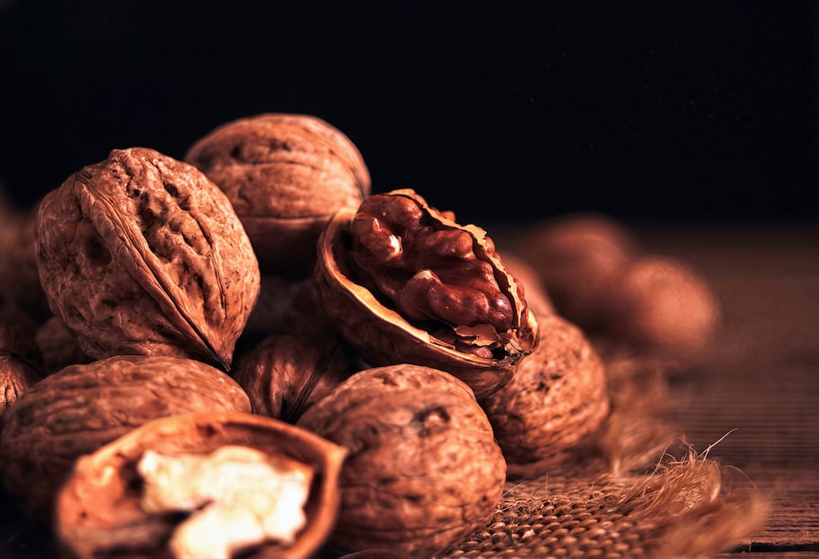 Las cáscaras de nuez pueden oscurecer el cabello por la juglona y los taninos. Foto: Unsplash