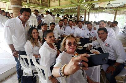 Niega Presidencia acercamiento con Elba Esther Gordillo