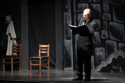 Por primera vez en 25 años, "La dama de negro" pausa la función