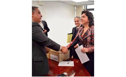 Ivonne Ortega entrega iniciativa ciudadana para reducir el IEPS