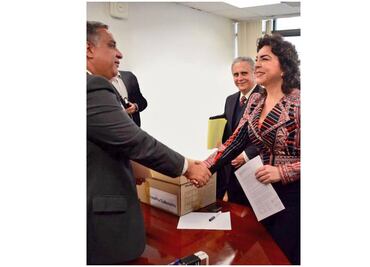 Ivonne Ortega entrega iniciativa ciudadana para reducir el IEPS