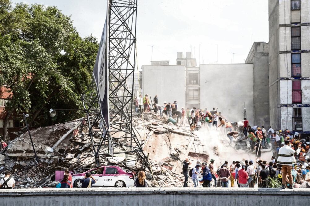 Luego de los efectos del sismo, vecinos, amigos y desconocidos salieron a las calles para levantar escombros y mover piedra por piedra en busca de vida (ARCHIVO EL UNIVERSAL)